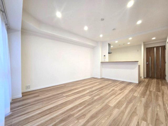 サンシティ鳥飼の居間・リビング|家具を配置しやすいリビング。
リビングは1番長く居るお部屋だから、使いやすいことが何より大切☆
