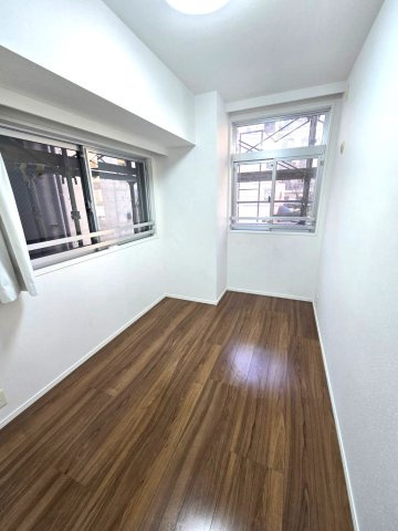 パークホームズ警固本通りの洋室|全居室フローリング＆収納付き♪
「収納の余裕は心の余裕」というお家探しの格言もあるんですよ！
