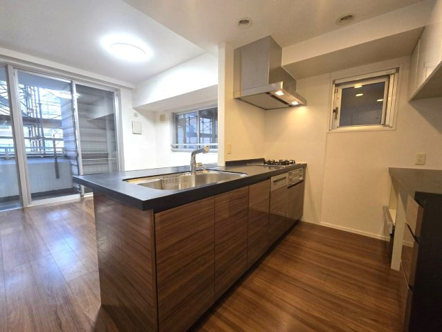 パークホームズ警固本通りのキッチン|カウンターキッチンです☆料理中も家族と会話や子供の様子見ができるので安心ですね♪