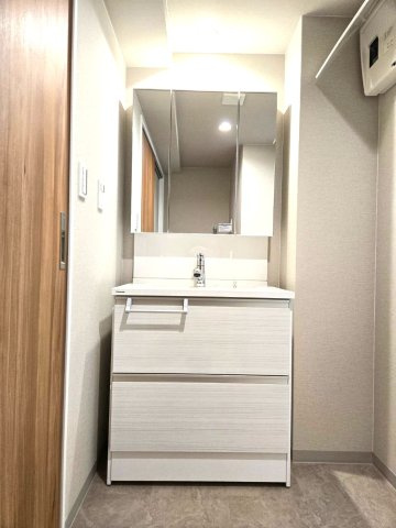 サンシティ鳥飼の独立洗面台|
個人的に、リフォームするならこだわりたいランキング第1位！！洗面です。収納豊富な3面鏡は朝の強い味