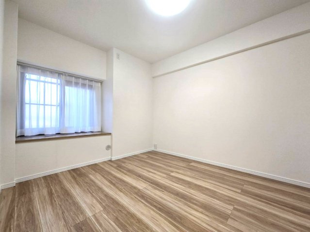 サンシティ鳥飼の洋室|小窓がついているので換気ができ、においや湿気がこもりにくく便利ですよ♪