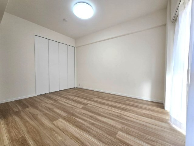 サンシティ鳥飼の洋室|南向きなので陽当たりよく居心地がよさそうです☆