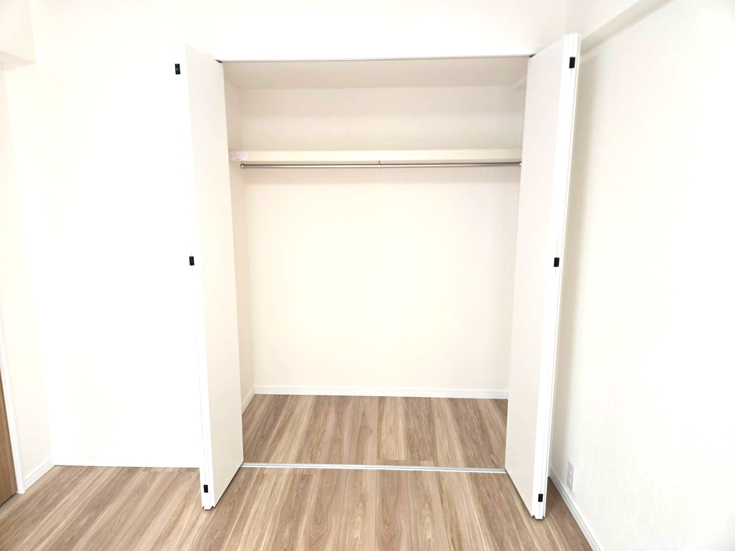 サンシティ鳥飼の収納|居室の収納が大きくて使いやすそうです！
季節家電や、お洋服が多い方も安心です♪
