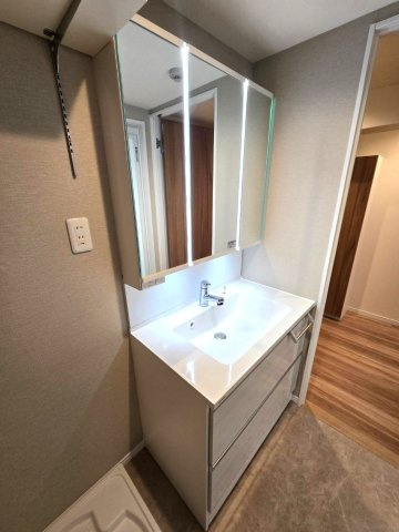 エスポワール吉塚の独立洗面台|個人的に、リフォームするならこだわりたいランキング第1位！！洗面です。収納豊富な3面鏡は朝の強い味方