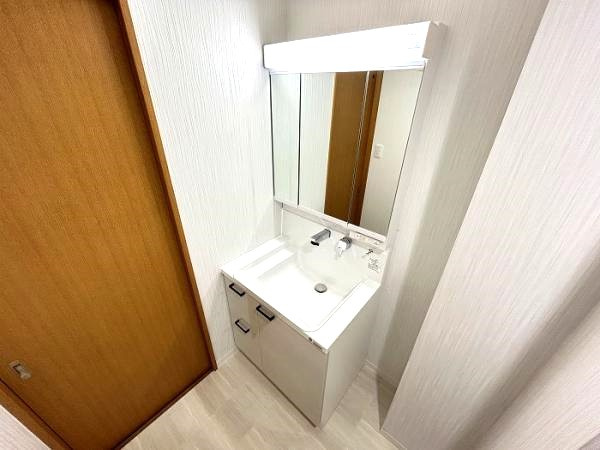 サンリヤンガーデン春日Ⅴ番館の独立洗面台|個人的に、リフォームするならこだわりたいランキング第1位！！洗面です。収納豊富な3面鏡は朝の強い味方