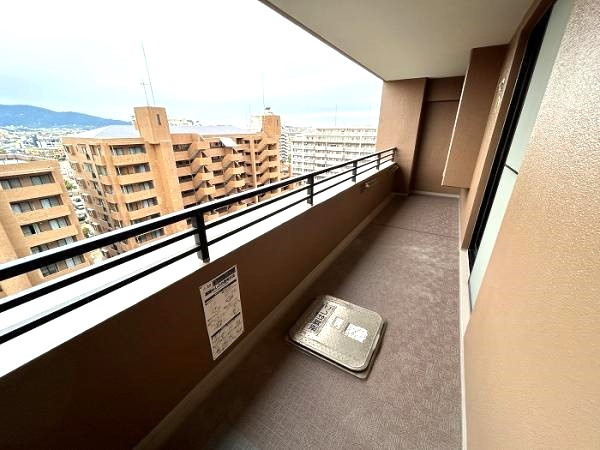 サンリヤンガーデン春日Ⅴ番館のバルコニー|
幅が広くクリーンな印象のバルコニー☆
大きなバルコニーは柔らかい風を運んできます…♪
洗濯物もたく