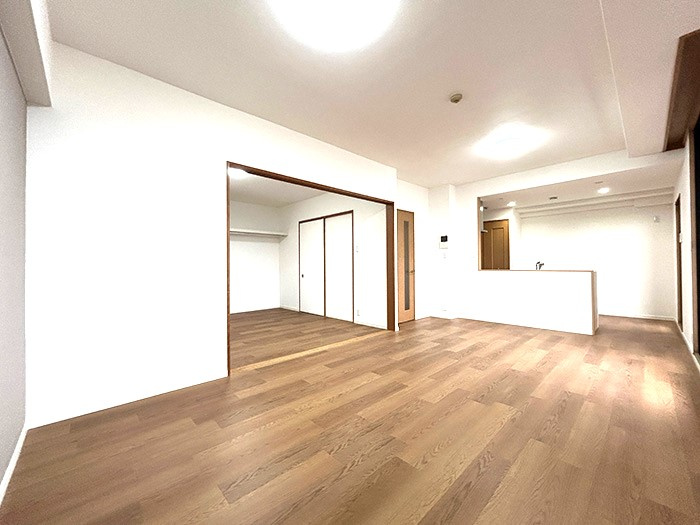 サンリヤンガーデン春日Ⅴ番館の居間・リビング|家具を配置しやすいリビング。
リビングは1番長く居るお部屋だから、使いやすいことが何より大切☆
