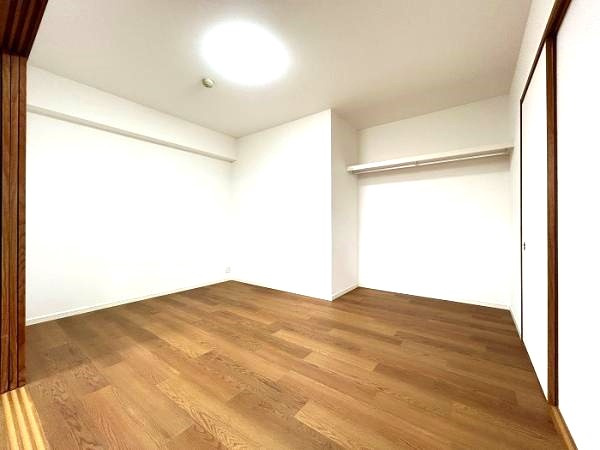 サンリヤンガーデン春日Ⅴ番館の洋室|南西向きなので陽当たりよく居心地がよさそうです☆