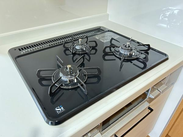 サンリヤンガーデン春日Ⅴ番館のその他|三口コンロなので効率よく家事ができます☆