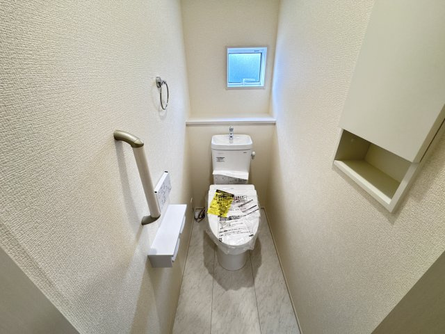 新築　伊勢崎市宮子町　Blooming　Garden　１号棟のトイレ|現地写真　節水タイプのウォシュレット付きトイレ、水道料節約に一役買います！							
