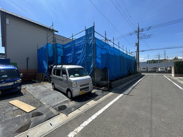 新築　伊勢崎市宮子町　Blooming　Garden　１号棟の前面道路含む現地写真|現地写真　南西側接道幅員約9ｍ　北西側接道幅員約5ｍ	