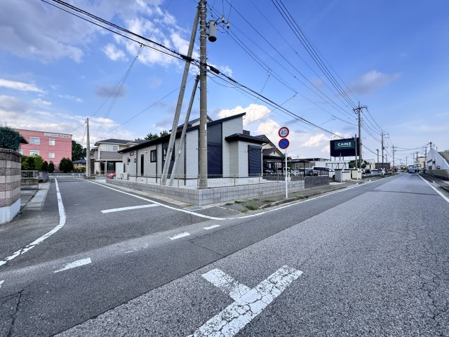 新築　伊勢崎市宮子町　Blooming　Garden　１号棟の前面道路含む現地写真|現地写真　南西側接道幅員約9ｍ　北西側接道幅員約5ｍ	