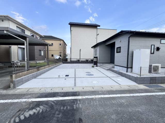 新築　伊勢崎市宮子町　Blooming　Garden　１号棟の駐車場|現地写真　駐車スペースは並列2台分可能です！
