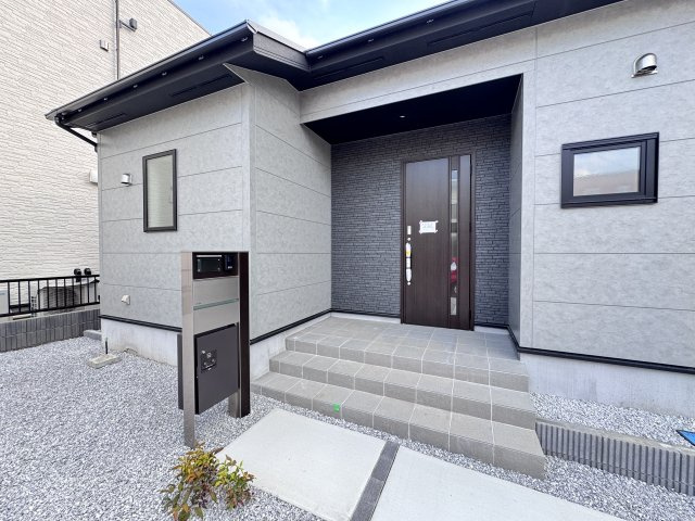 新築　伊勢崎市宮子町　Blooming　Garden　１号棟の玄関|現地写真　TVモニター付きドアホンでセキュリティも安心です！
