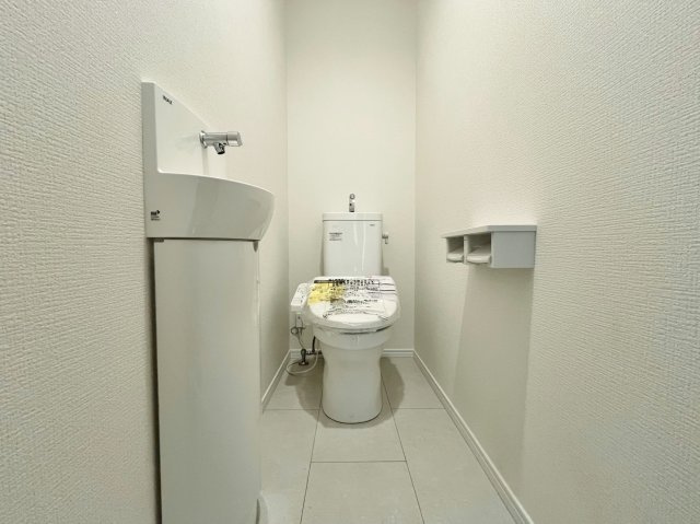 板橋区東新町2丁目 全9棟 A号棟のトイレ|トイレは1階・2階にございます
温水洗浄暖房便座機能付
A号棟1階トイレには手洗いカウンター完備(A号棟)