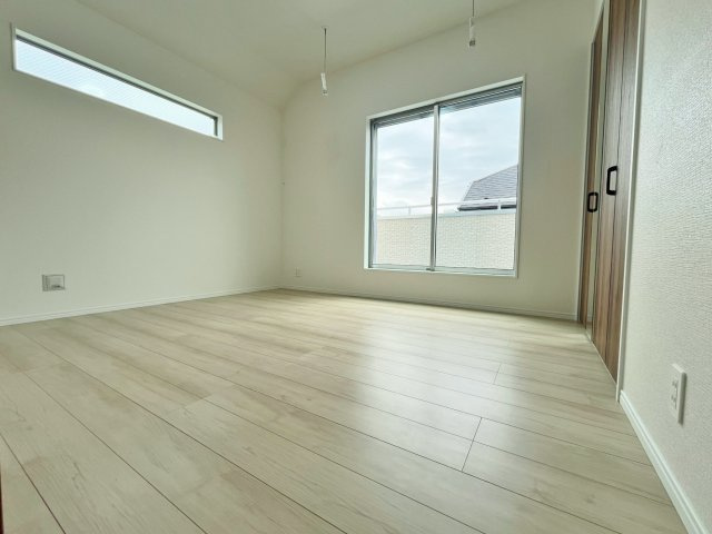 板橋区東新町2丁目 全9棟 A号棟の洋室|2階7.0帖洋室
主寝室にもピッタリな広々とした居室
南向きの窓から暖かな光が入る快適なお部屋です(A号棟)