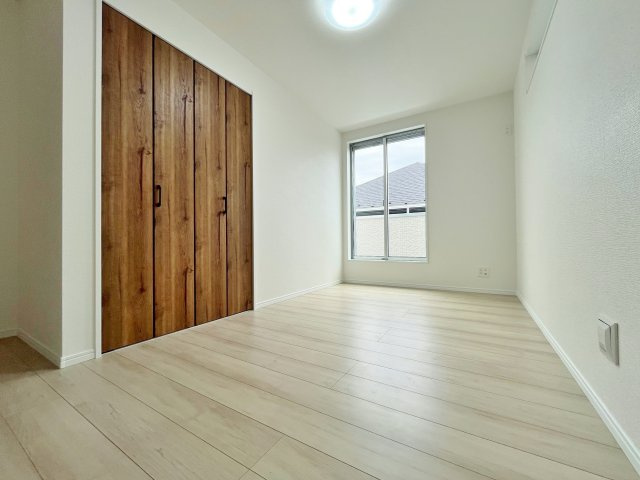 板橋区東新町2丁目 全9棟 A号棟の洋室|2階6.12帖洋室
全室5帖以上で広さをしっかりと確保
南向きのバルコニーへは2部屋かだ出入り可能(A号棟)