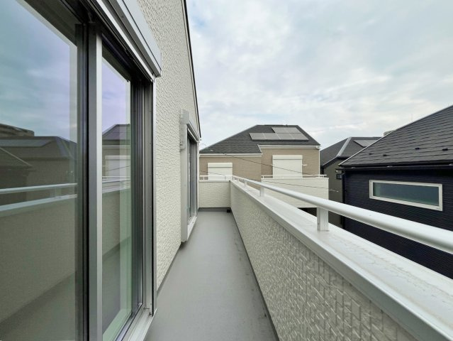 板橋区東新町2丁目 全9棟 A号棟のバルコニー|南向きのワイドバルコニー
陽当り良好でお洗濯物もしっかりと乾きます(A号棟)