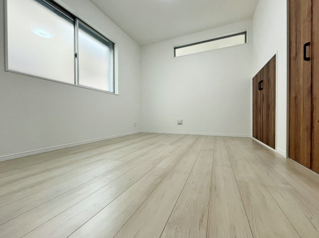 板橋区東新町2丁目 全9棟 A号棟の玄関|1階5.25帖洋室
お子様部屋の他、書斎や趣味のお部屋などにも多目的にお使いいただけます(A号棟)