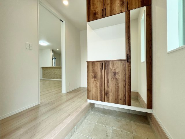 板橋区東新町2丁目 全9棟 A号棟の玄関|玄関先にはご家族皆様の靴をしっかりと収納いただけるシューズボックス付
明るく迎えてくれる玄関スペースです(A号棟)