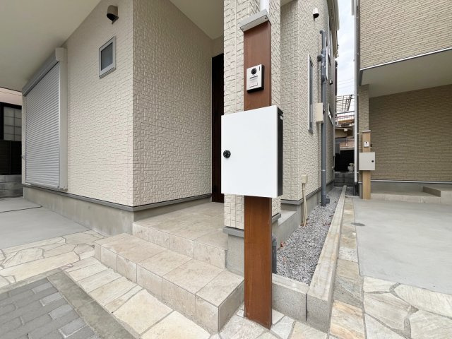 板橋区東新町2丁目 全9棟 A号棟の玄関|玄関もお洒落で華やかな空間に仕上がりました(A号棟)