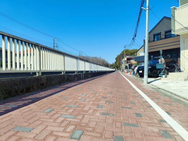 板橋区東新町2丁目 全9棟 A号棟の前面道路含む現地写真|南向きの道路は陽当り良好です
開放感溢れる立地で風通しも良好
お車の往来も少なく安心の立地