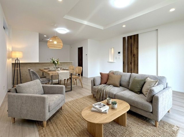 板橋区東新町2丁目 全9棟 A号棟の居間・リビング|通風・採光にも優れ、心地よい光と風があふれる心地よい空間
足元から暖かい床暖房完備(A号棟)