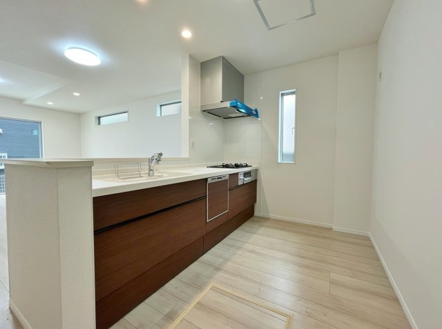 板橋区東新町2丁目 全9棟 A号棟のキッチン|人気の対面式システムキッチン搭載
デザイン性と機能性を兼備えております(A号棟)