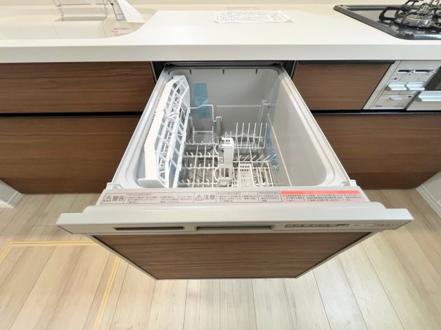 板橋区東新町2丁目 全9棟 A号棟のキッチン|食後の片づけに便利な食器洗乾燥機が標準装備です 時間が有効活用でき、節水にもなります(A号棟)