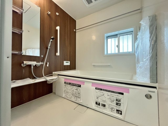 板橋区東新町2丁目 全9棟 A号棟の浴室|足を伸ばしてゆったりとご入浴いただける一坪タイプのユニットバス
お子様とのご入浴も快適な広さです(A号棟)