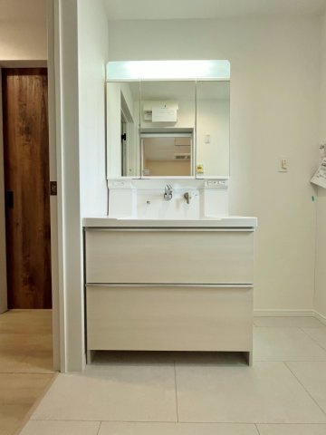 板橋区東新町2丁目 全9棟 A号棟の洗面所|ゆとりある洗面スペース
明るく清潔感溢れ毎日使う場所だからこそ、快適な空間となっております(A号棟)