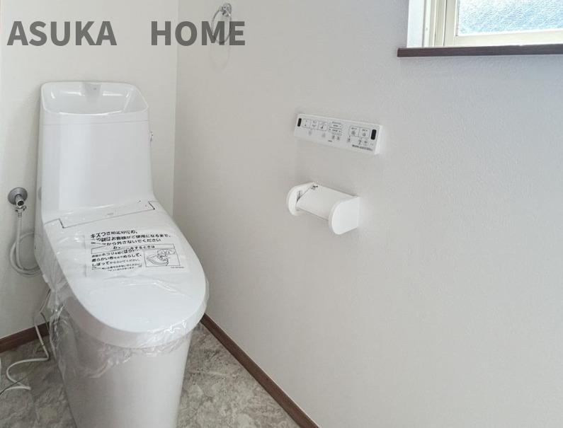 神奈川区松見町のトイレ|新規交換のトイレは、清潔な印象のトイレになります。１階と２階の２か所にございます。