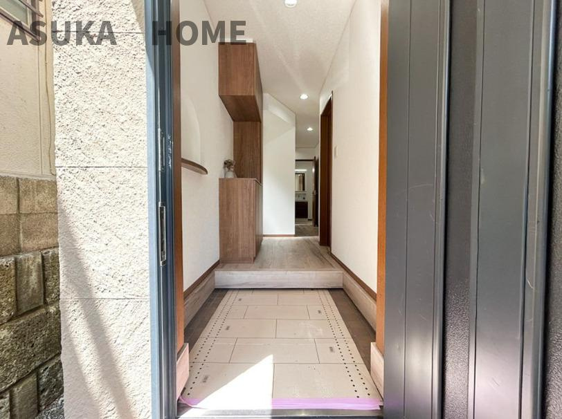 神奈川区松見町の玄関|飾り棚のスペースがある大型シューズボックスです。