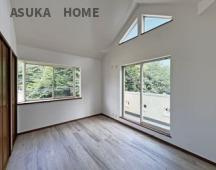 神奈川区松見町の洋室|天井の三角屋根がおしゃれな6.6帖の洋室になります。