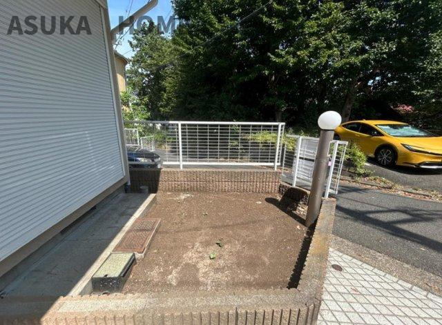 神奈川区松見町の庭|お庭スペースでございます。日当たり良好で、家庭菜園などいろいろと楽しめそうですね。