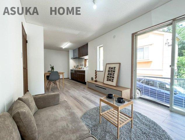 神奈川区松見町の居間・リビング|12.6帖のLDKは窓も大きく南面に面しているため明るい日差しが差し込みます。