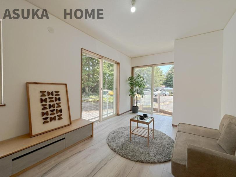 神奈川区松見町の居間・リビング|南面道路のため、リビングは陽当たり良好です。優しい色合いのリビングで癒されますね。