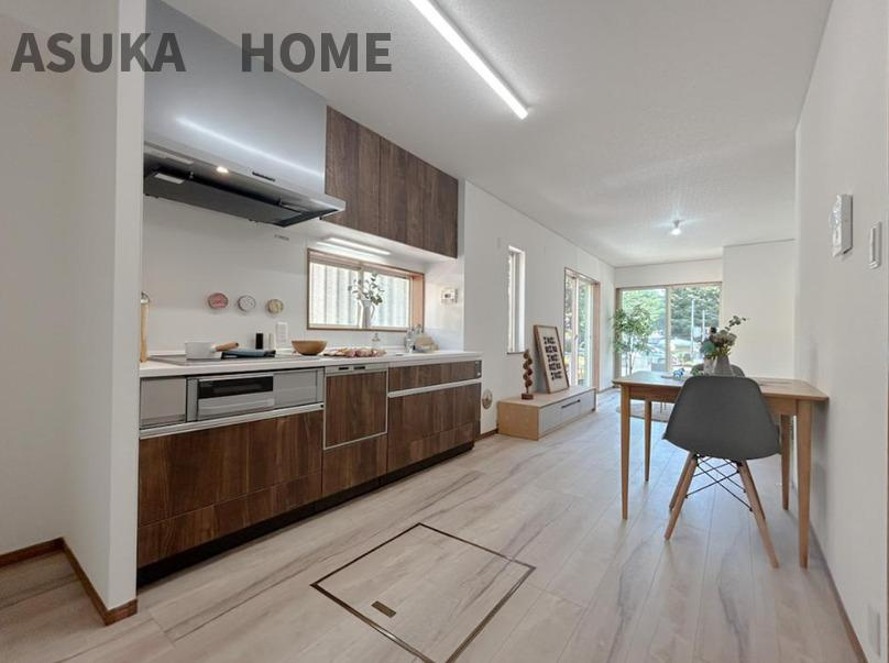 神奈川区松見町の居間・リビング|システムキッチンは十分な幅があります。窓もあり明るくお料理しやすくなっております。