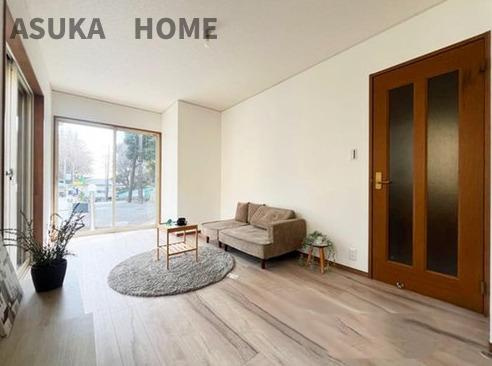 神奈川区松見町の居間・リビング|ドアの茶色い木目がアクセントになっており素敵なリビングです。