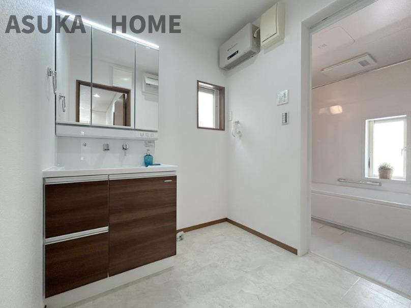 神奈川区松見町の独立洗面台|３面鏡の裏にも収納があり、収納力のある独立洗面化粧台です。