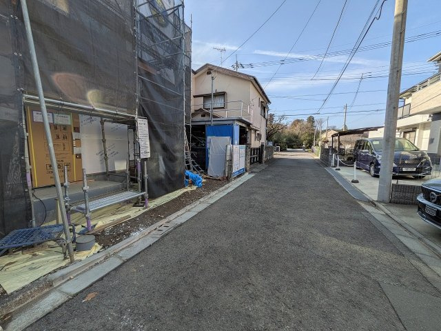 八王子市　元八王子町　新築一戸建て　２４期の前面道路含む現地写真|～北西側4.5ｍ道路に面しています～