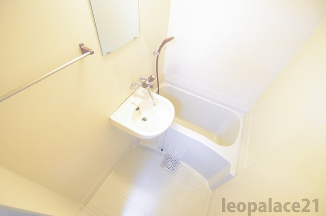 レオパレスグランディール　５の浴室