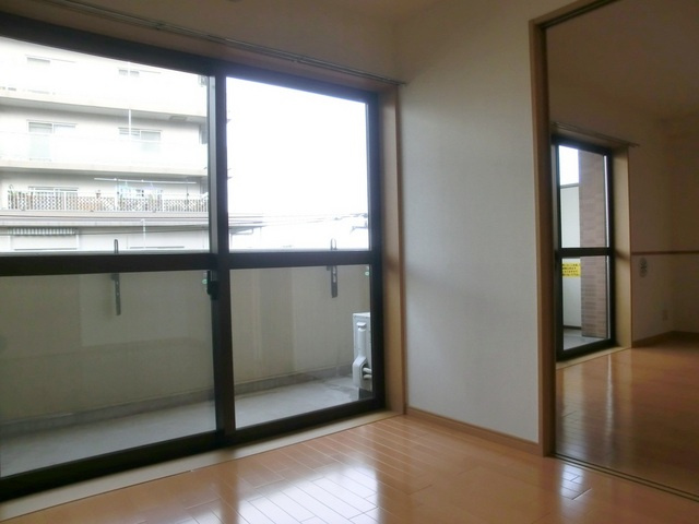 ｉ　ＢＵＩＬＤＩＮＧの内装|対面キッチンで料理も楽しいですよ。