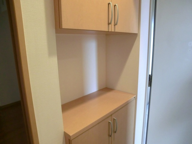 ｉ　ＢＵＩＬＤＩＮＧの寝室|収納タップリ4か所付いてます。