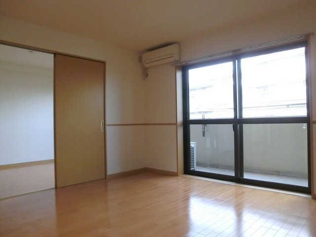 ｉ　ＢＵＩＬＤＩＮＧの居間・リビング|広々リビングでお食事も出来ます！！