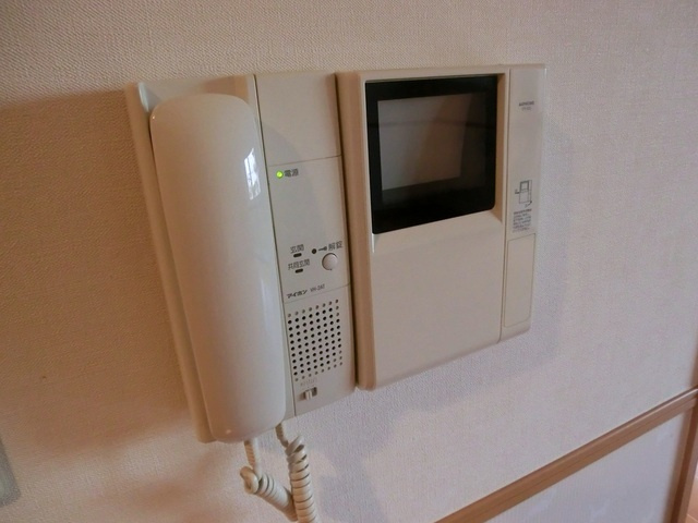 ｉ　ＢＵＩＬＤＩＮＧの収納|洋室には奥行きのあるクローゼットが付いてます。