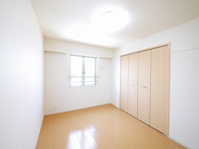 ウィンドミル　ヤマトの内装|明るい洋室です