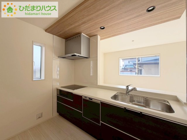 郡山市安積町南長久保二丁目　新築戸建　1号棟のキッチン|3口コンロが嬉しいシステムキッチン♪広いシンクや作業台でお料理が捗ります♪