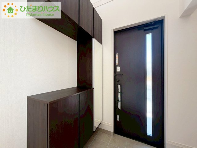 郡山市安積町南長久保二丁目　新築戸建　1号棟の玄関|毎日「行ってきます」「ただいま」をいう玄関は小窓付で、明るく光が差し込みます。