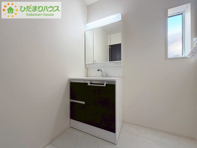 郡山市安積町南長久保二丁目　新築戸建　1号棟の独立洗面台|三面鏡の大きな鏡は憧れます(^^♪ 鏡の後ろは収納となっていて、細かいものでも収納できるのでスッキリと整理できます！